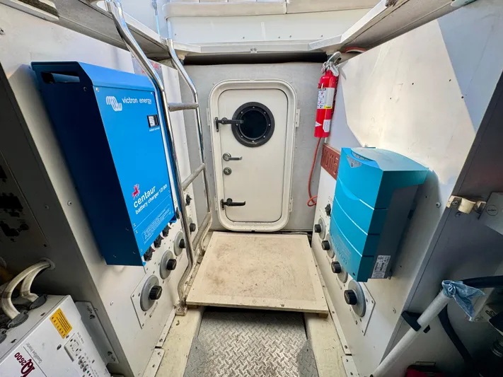 No Name Yacht Photos Pics Marquis 59 - Engine Room