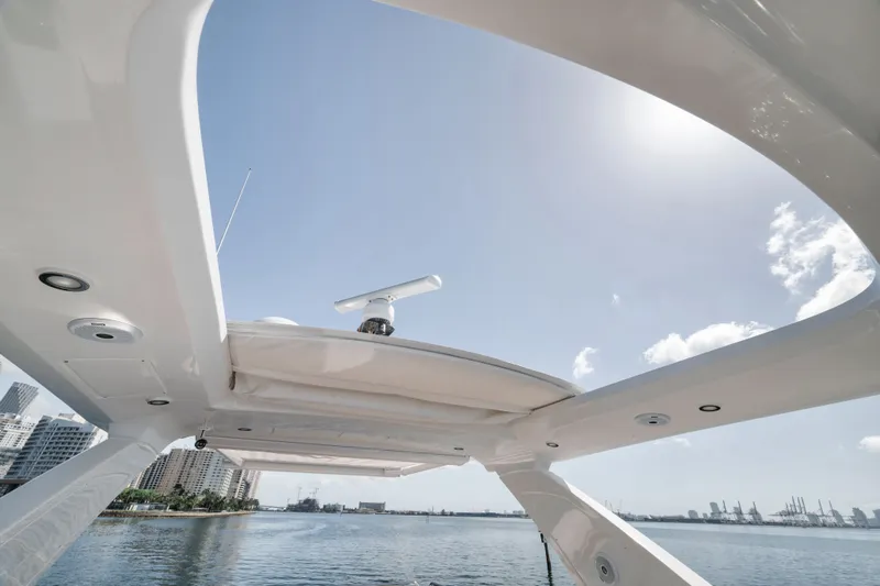  Yacht Photos Pics Azimut Flybridge 2022 with city and sky view.