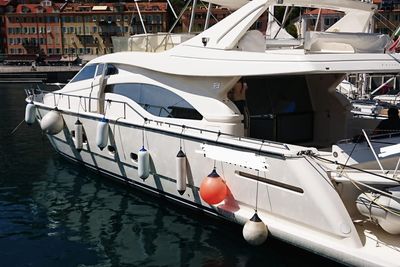 2005 Ferretti Yachts 680
