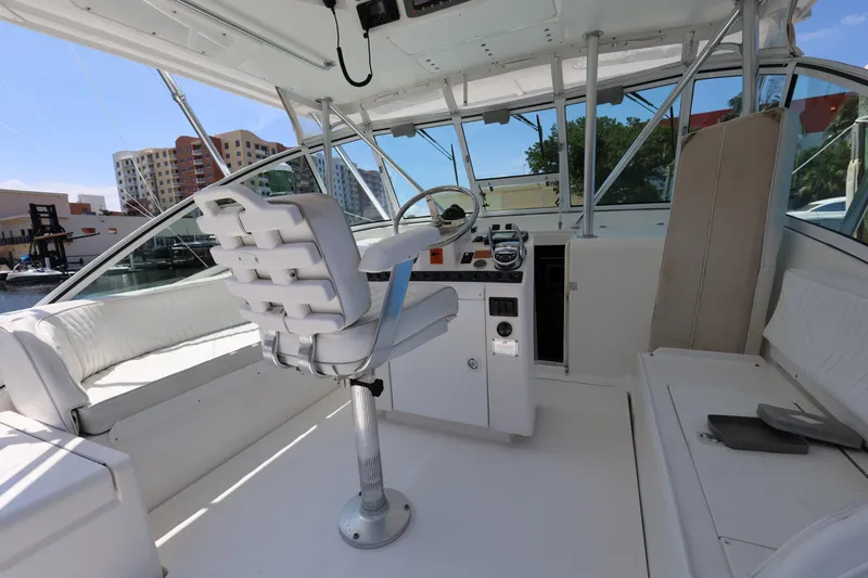 Geranomo Yacht Photos Pics 2007 Luhrs 32 Open boat helm station with white seating and control panel.