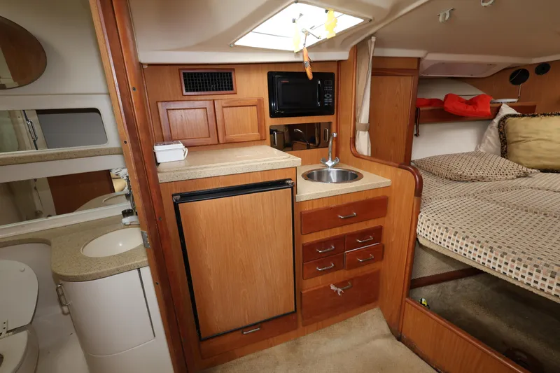 Geranomo Yacht Photos Pics 2007 Luhrs 32 Open cabin interior with kitchenette, bed, and bathroom.