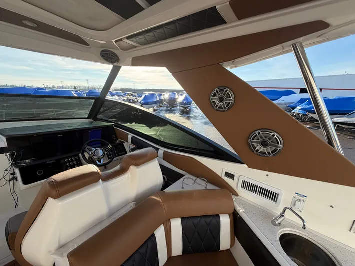 Yacht Photos Pics Interior of a 2019 Sea Ray 320 Sundancer yacht with modern cockpit.