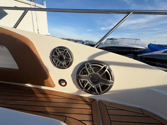 Yacht Photos Pics Speakers on Sea Ray 320 Sundancer 2019 boat.