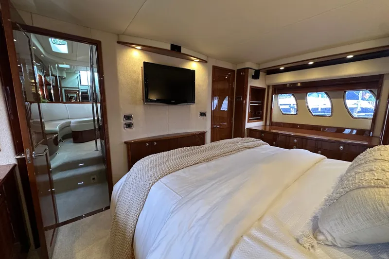 Knot Rite Yacht Photos Pics Luxurious 2009 Sea Ray 60 Sundancer yacht bedroom with elegant decor and modern amenities.
