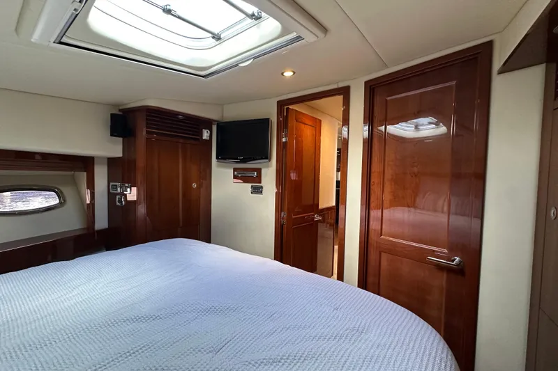 Knot Rite Yacht Photos Pics Luxurious 2009 Sea Ray 60 Sundancer cabin with wood finishes and skylight.