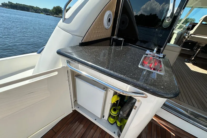 Knot Rite Yacht Photos Pics 2009 Sea Ray 60 Sundancer yacht with outdoor kitchenette and scenic lake view.