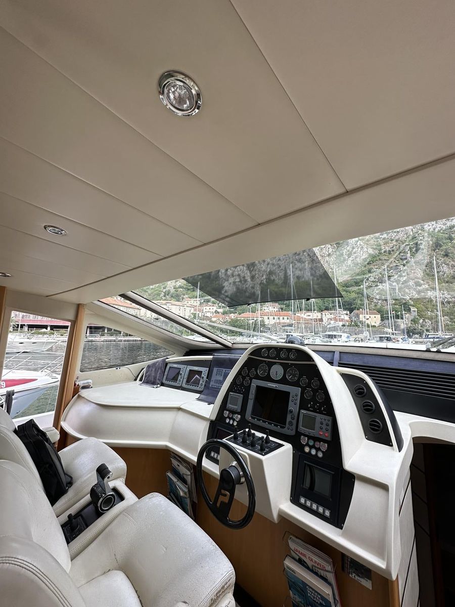 2005 Pershing 77 