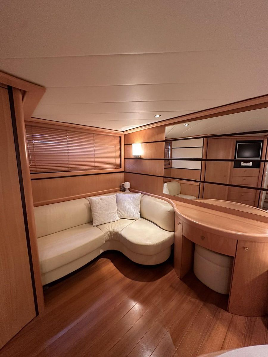 2005 Pershing 77 