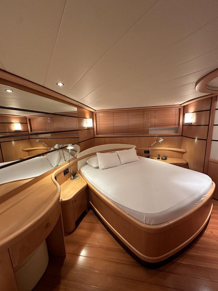 2005 Pershing 77 
