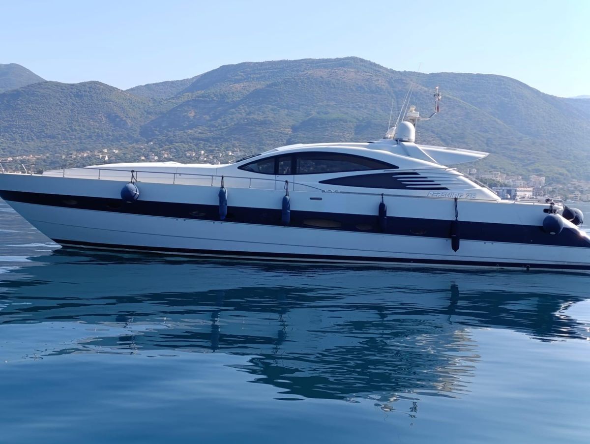 2005 Pershing 77 