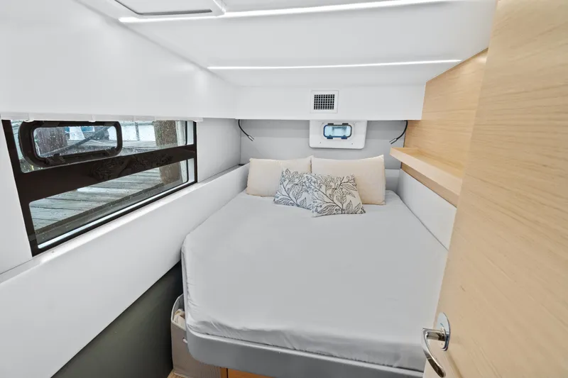 Mana-kai Yacht Photos Pics 