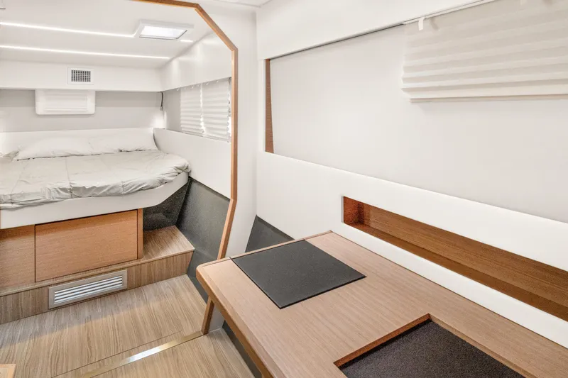 Mana-kai Yacht Photos Pics 