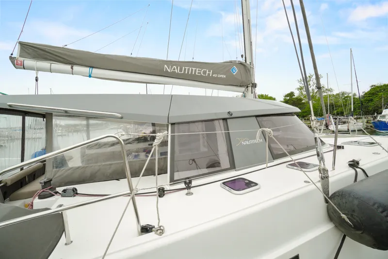 Mana-kai Yacht Photos Pics 