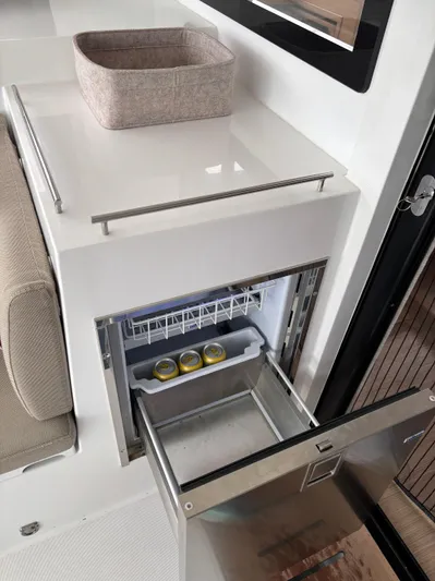 Mana-kai Yacht Photos Pics 