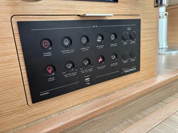 Mana-kai Yacht Photos Pics 