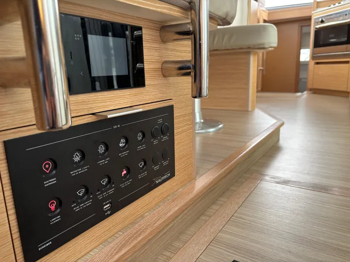 Mana-kai Yacht Photos Pics 