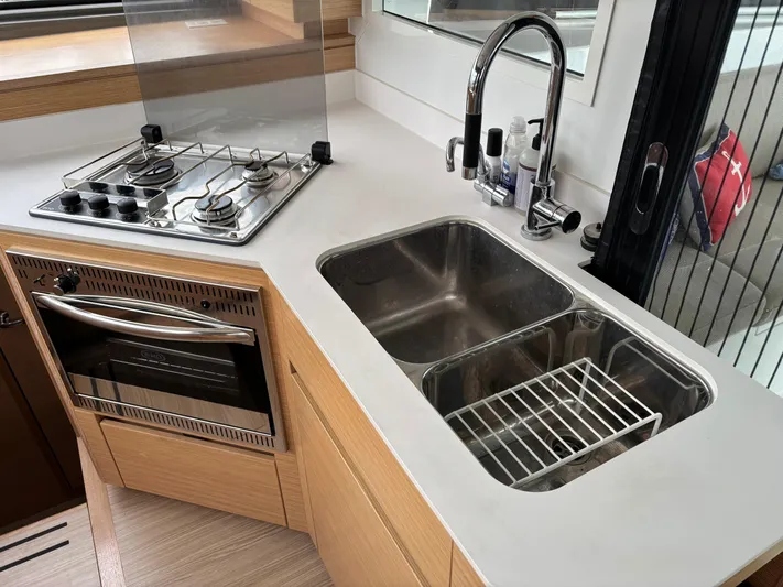 Mana-kai Yacht Photos Pics 