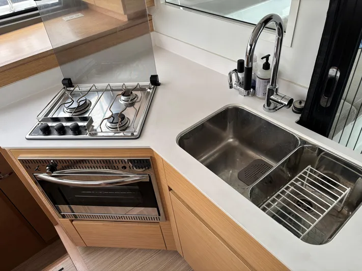 Mana-kai Yacht Photos Pics 