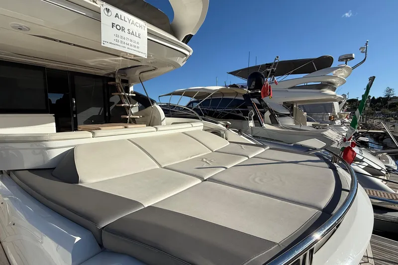 Stra Dodo Yacht Photos Pics Luxurious 2019 Princess S65 yacht for sale, featuring spacious sunbathing area.