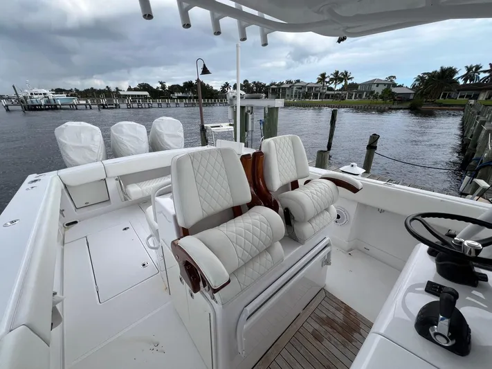 Twin Life Yacht Photos Pics Jupiter 38 TWIN LIFE - Helm Station Seating