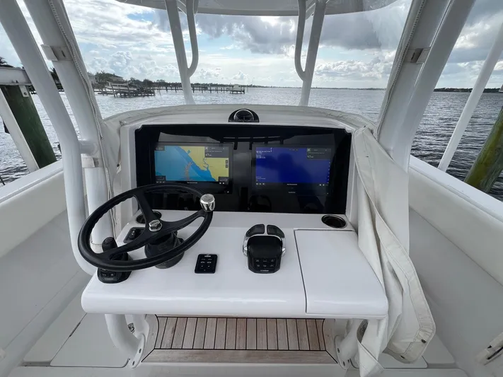 Twin Life Yacht Photos Pics Jupiter 38 TWIN LIFE - Helm Station Electronics