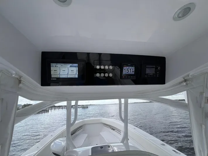 Twin Life Yacht Photos Pics Jupiter 38 TWIN LIFE - Helm Overhead Electronics