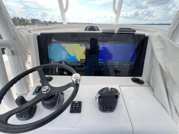 Twin Life Yacht Photos Pics Jupiter 38 TWIN LIFE - Helm Station Electronics