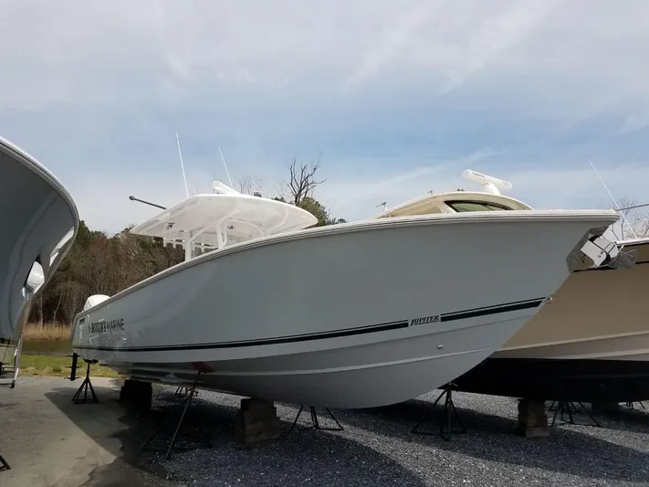 Twin Life Yacht Photos Pics Jupiter 38 TWIN LIFE - Starboard Bow Profile