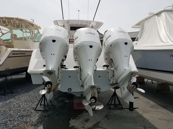 Twin Life Yacht Photos Pics Jupiter 38 TWIN LIFE - Triple Yamaha Engines