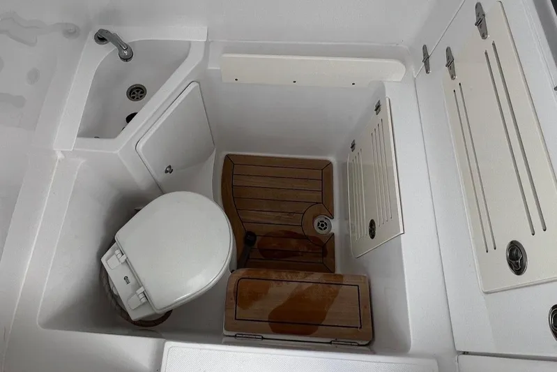 Twin Life Yacht Photos Pics Jupiter 38 TWIN LIFE - Head Compartment
