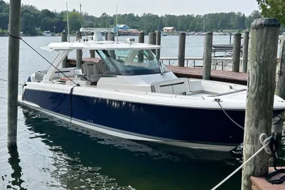 Tiara Yachts 38 LS