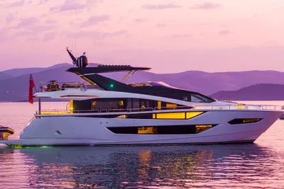 2023 Sunseeker 88 Yacht