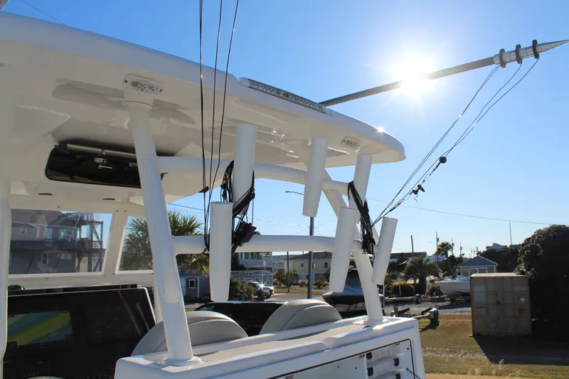 Yacht Photos Pics 2022 Twin Vee 280 GFX boat with sunshine in the background.