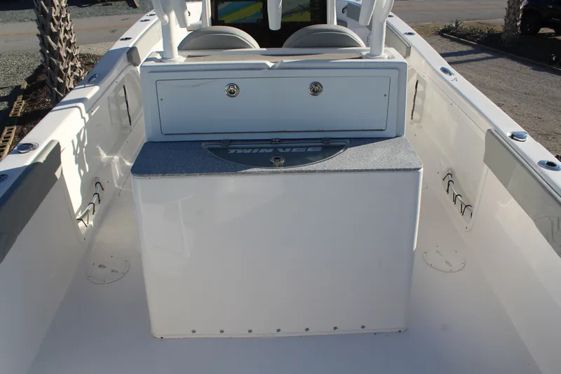  Yacht Photos Pics Interior of a 2022 Twin Vee 280 GFX boat.