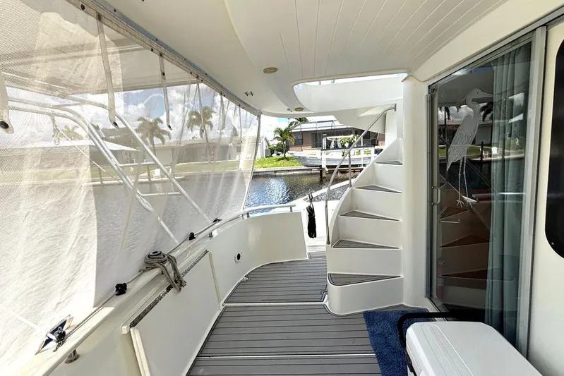 Imagine Yacht Photos Pics 2000 Fountaine Pajot Maryland 37 yacht deck with stairs and waterfront view.