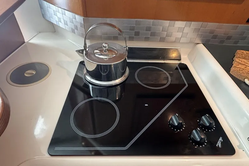 Imagine Yacht Photos Pics Stovetop with kettle in Fountaine Pajot Maryland 37 yacht kitchen, 2000 model.