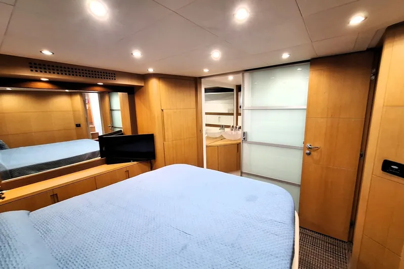 Domale Yacht Photos Pics Luxurious 2009 Pershing 56 yacht bedroom with modern decor and ensuite bathroom.
