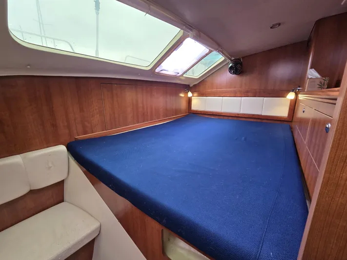 14hands Yacht Photos Pics 2013 Gemini Legacy 35 - spacious master cabin