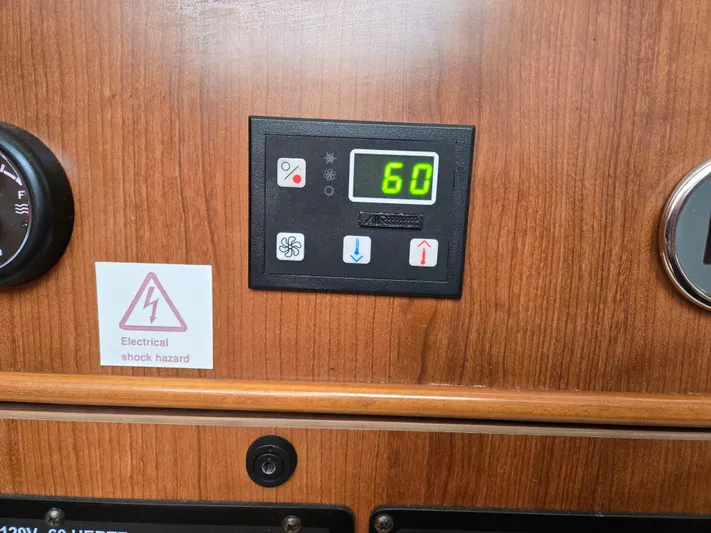 14hands Yacht Photos Pics 2013 Gemini Legacy 35 Air Conditioning port side