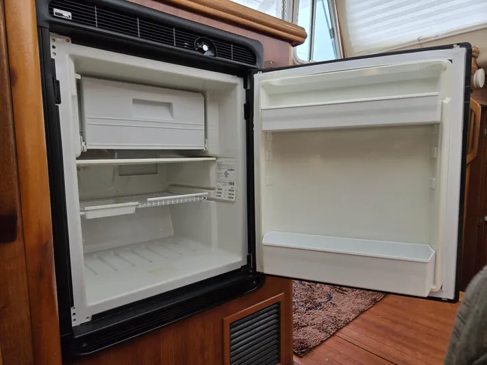 14hands Yacht Photos Pics 2013 Gemini Legacy 35 refrigerator