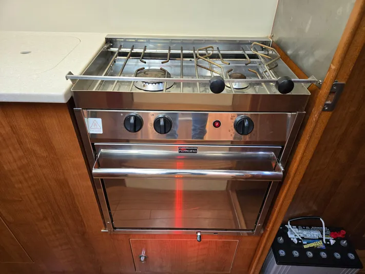 14hands Yacht Photos Pics 2013 Gemini Legacy 35 stove