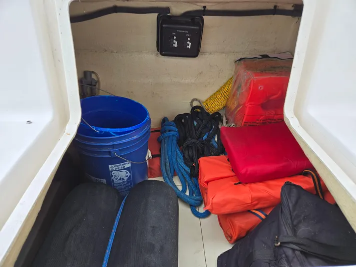 14hands Yacht Photos Pics 2013 Gemini Legacy 35 port side