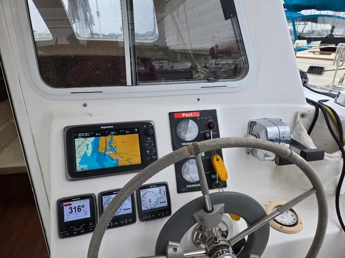 14hands Yacht Photos Pics 2013 Gemini Legacy 35 helm