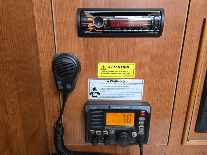 14hands Yacht Photos Pics 2013 Gemini Legacy 35 VHF radio and stereo