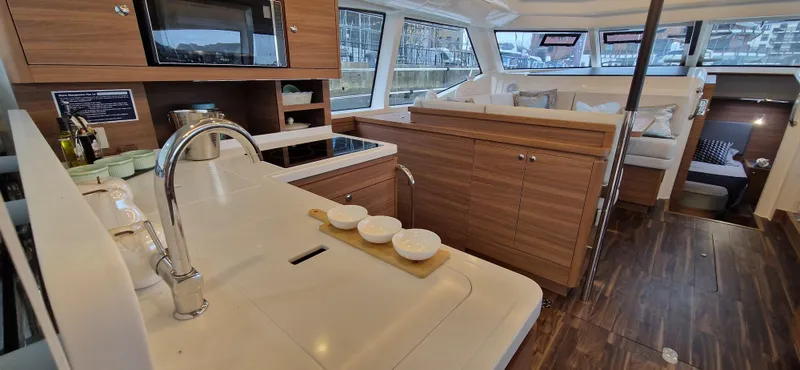  Yacht Photos Pics Aquila 44 Yacht