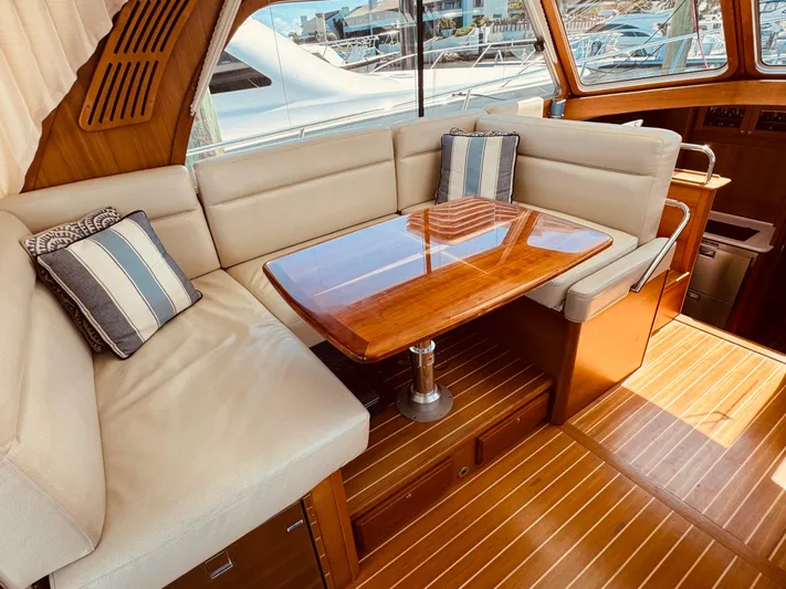 Enterprise Yacht Photos Pics Sabre 38 Enterprise - Salon, Dinette Seating