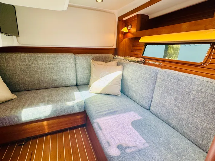 Enterprise Yacht Photos Pics Sabre 38 Enterprise - Lower Lounge Seating