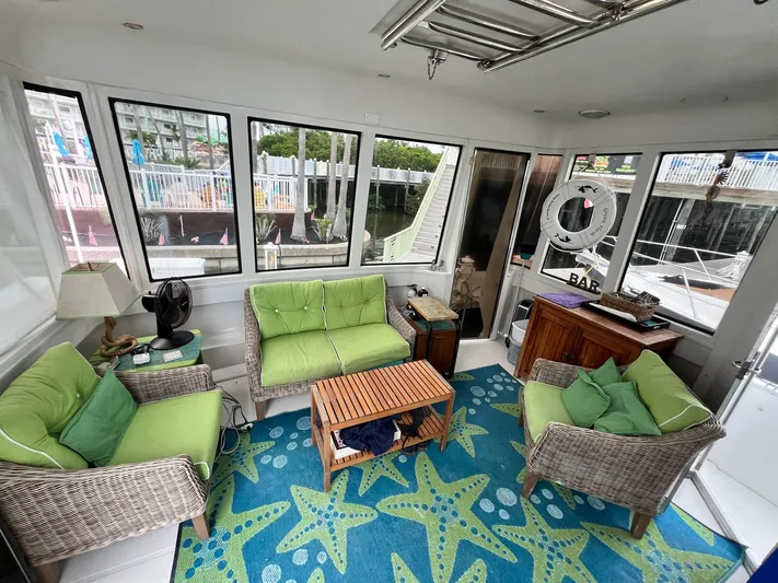  Yacht Photos Pics Interior of 2000 Carver 506 Motor Yacht with green seating and starfish-patterned rug.