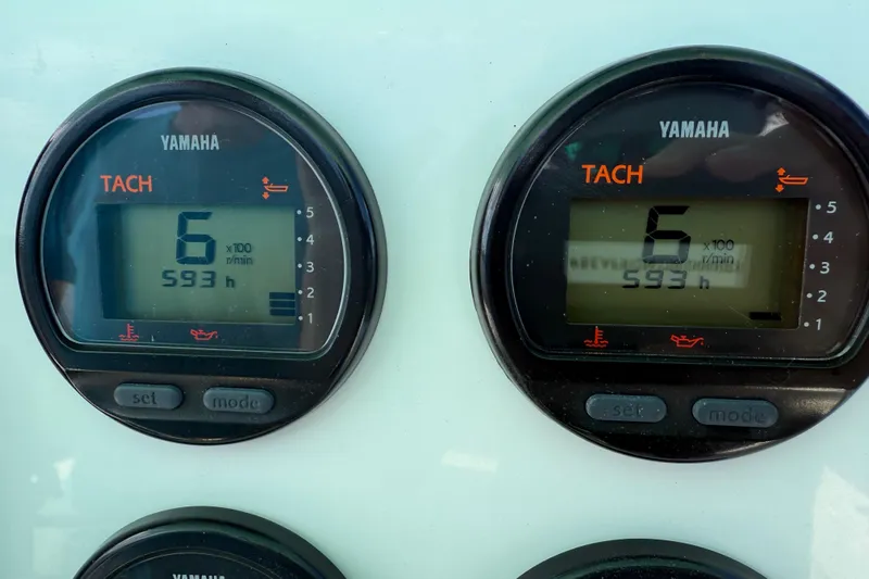  Yacht Photos Pics Yamaha tachometers displaying 600 RPM and 593 hours on a 2001 Regulator 32 Center Console.