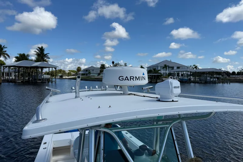 Yacht Photos Pics 2001 Regulator 32 Center Console with Garmin radar on calm waters, under a blue sky.